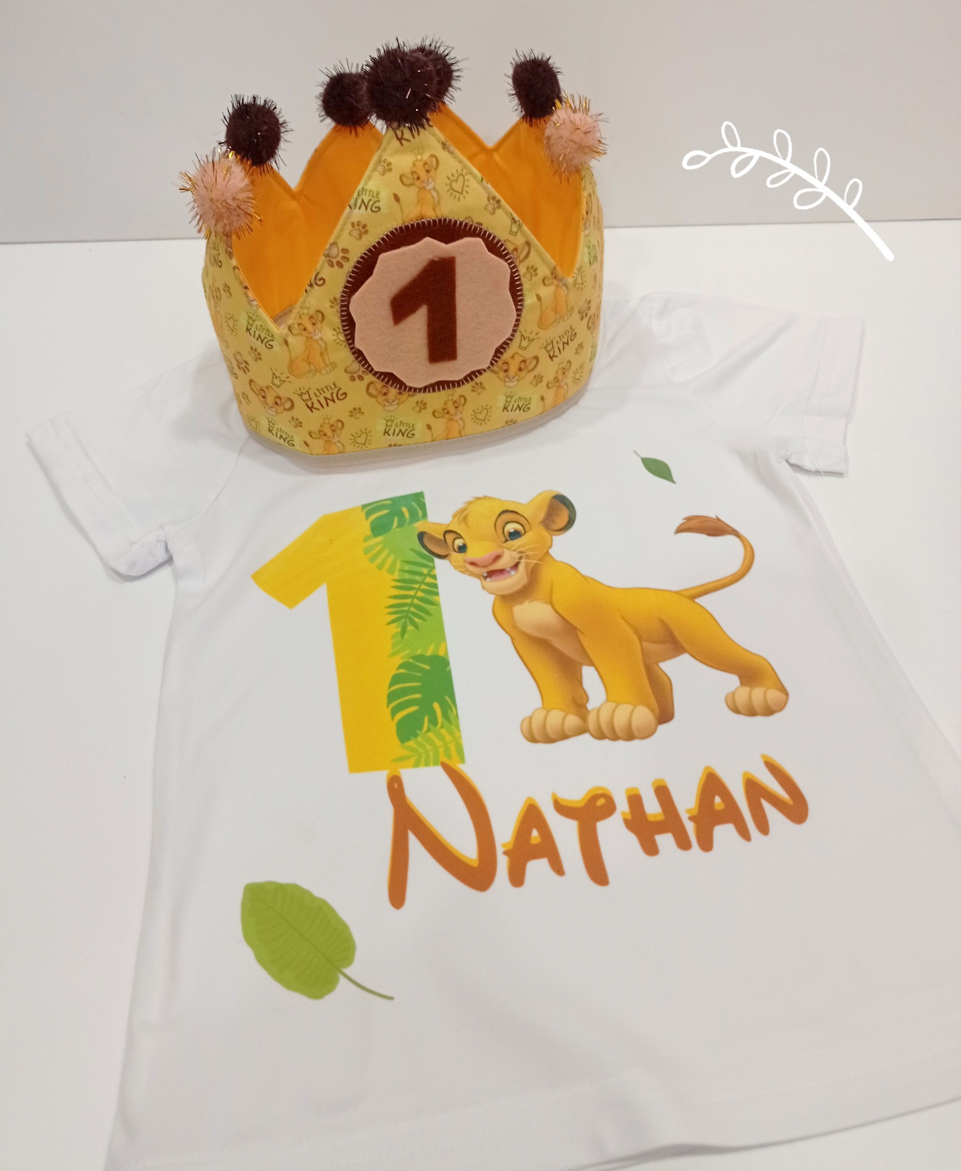 Corona y camiseta Rey León